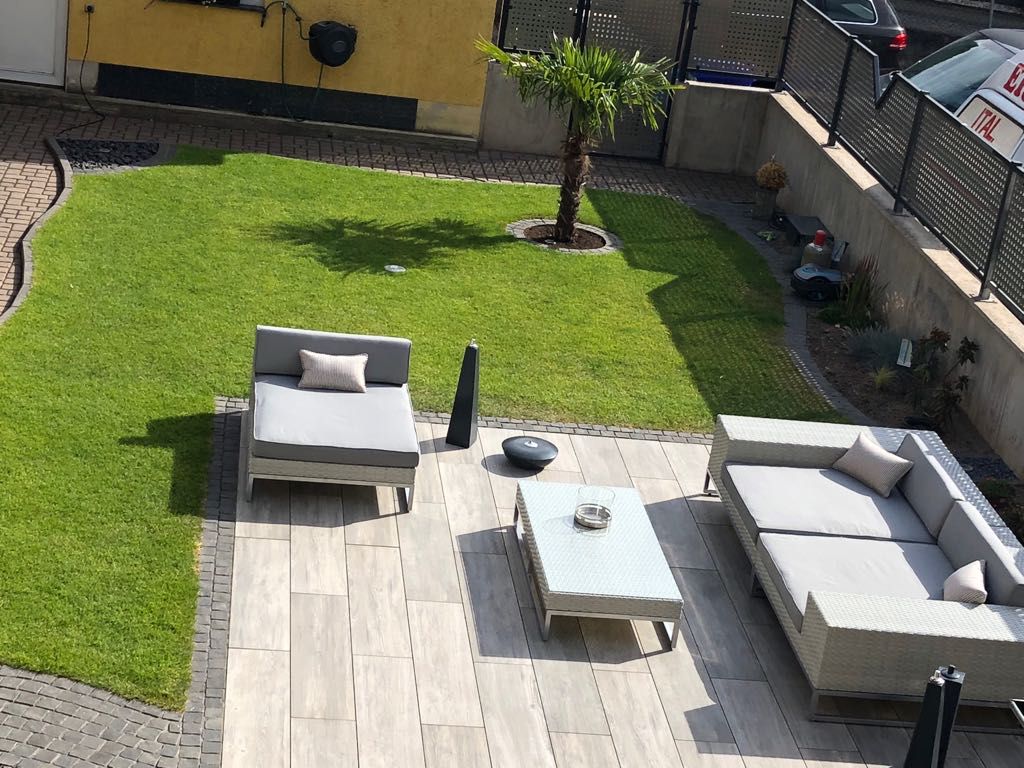 Garten- & Loungebereich mit Sandstein-Terrasse