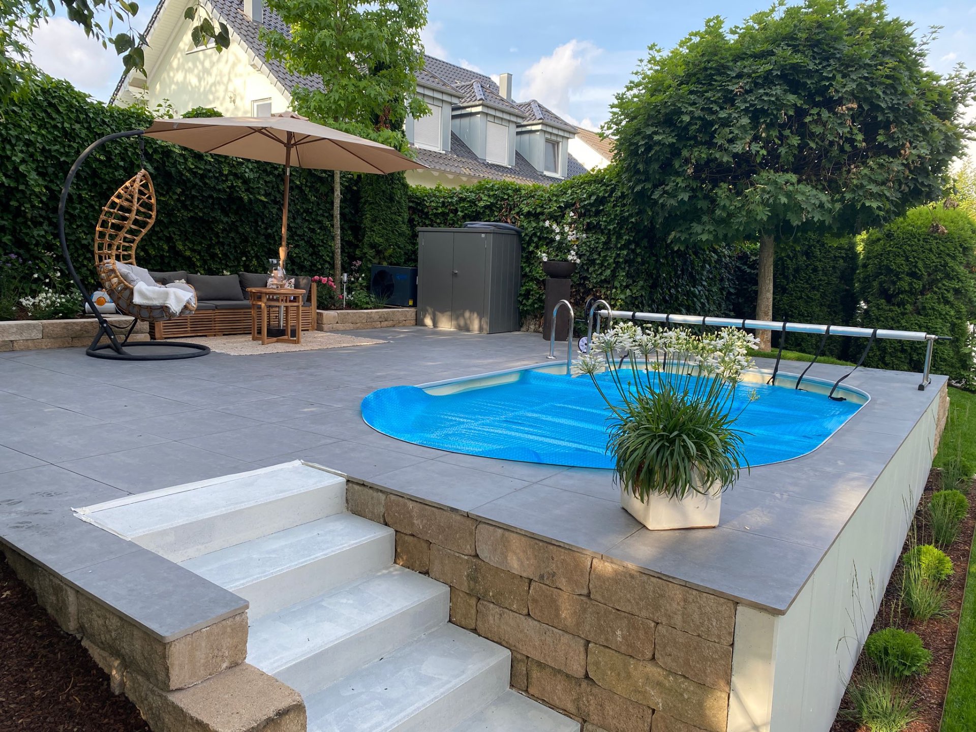 Schwimmteich-Bau, Pool-Lounge & Koi-Teich mit Pergola