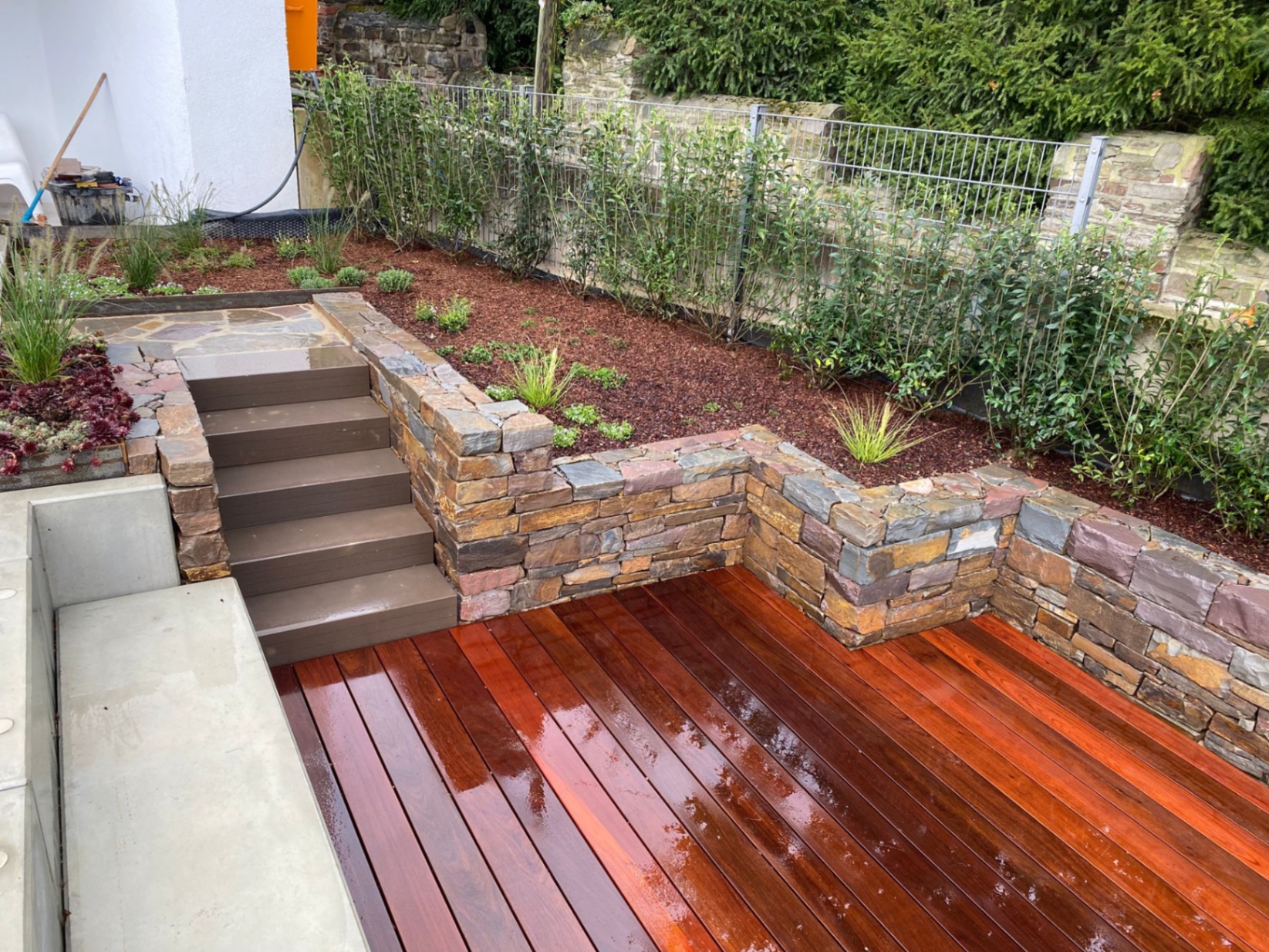 Gartenrefugium mit Natursteinmauer, Pool & Koi-Teich