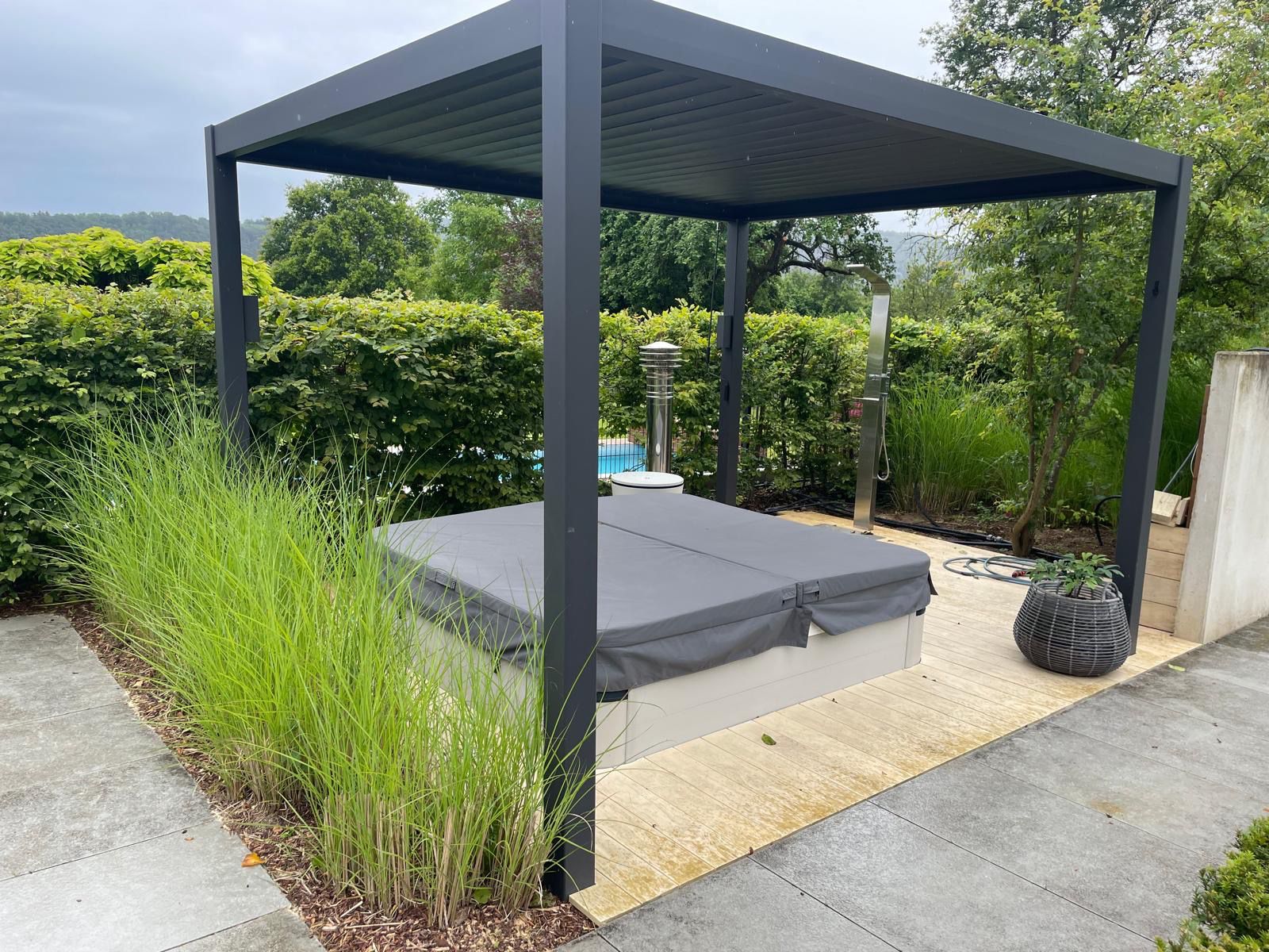 Hanggarten mit Whirlpool-Lounge & Koi-Teich
