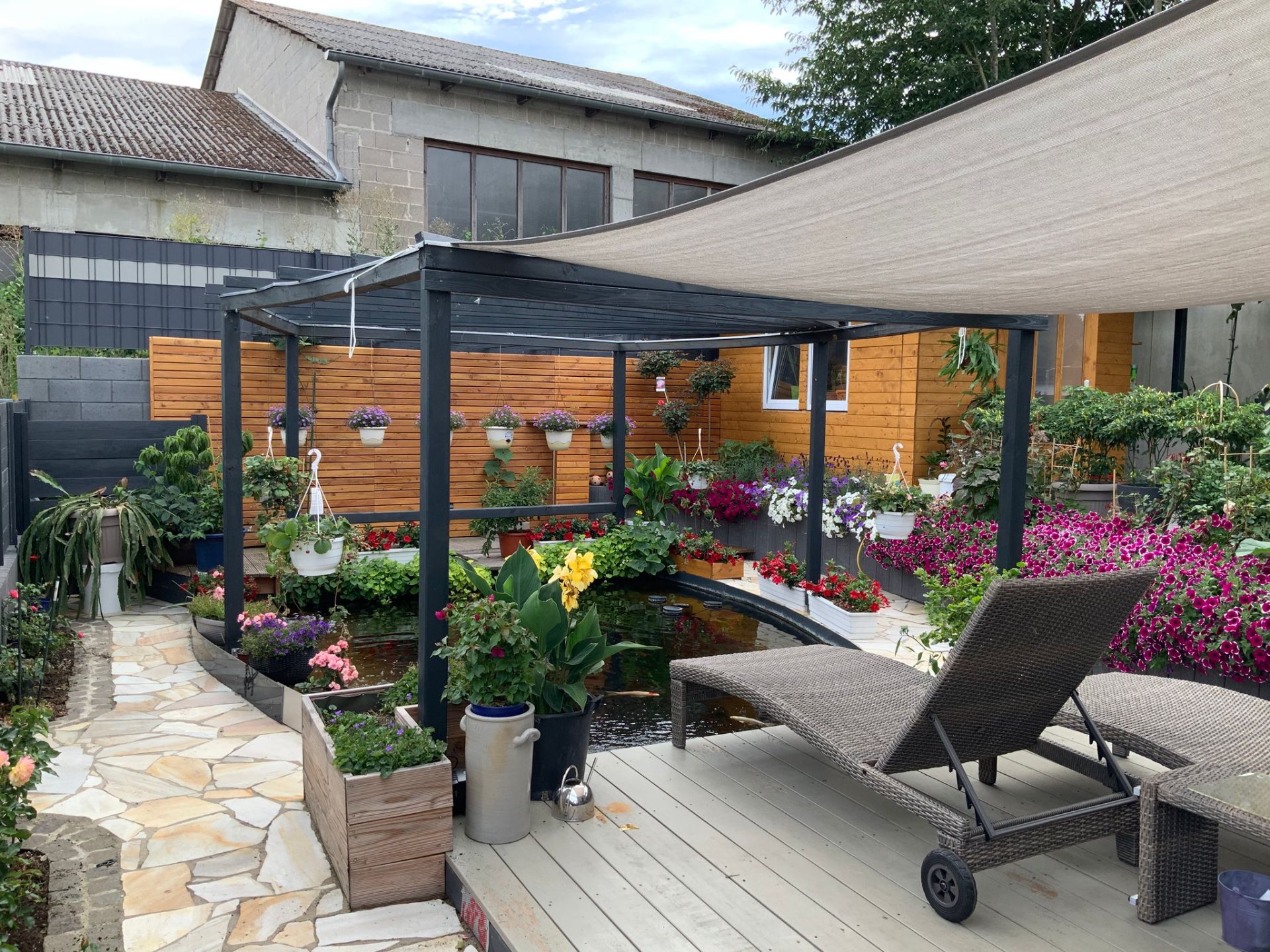Komplettgarten mit Pool, Teich-Lounge & Pflasterarbeiten
